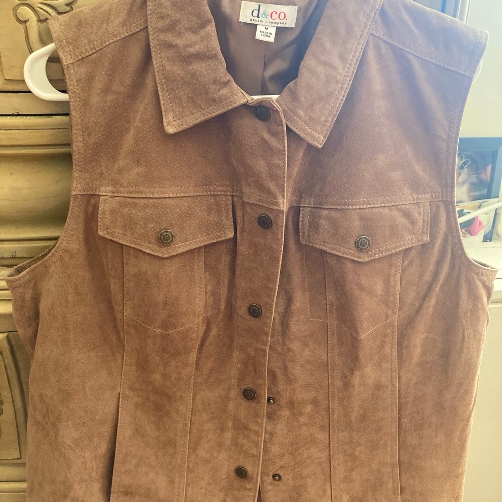 Suede vest color tan size medium companyd&co.